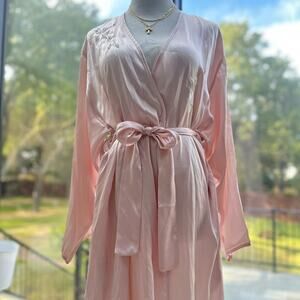 Josie Pink Satin Robe M Floral Embroidered Belted Kimono Sleeve Lingerie Robe